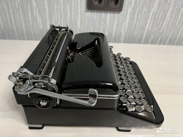 Пишущая (печатная) машинка Royal Quiet De Luxe
