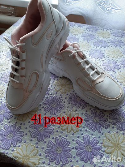 Кроссовки женские