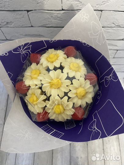 Букеты из шоколадных роз, пионов и ромашек