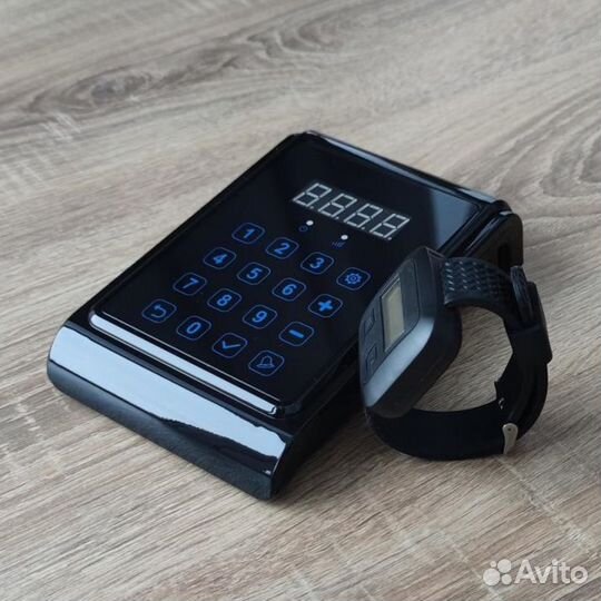 Пульт вызова персонала и часы пейджер сотруднику