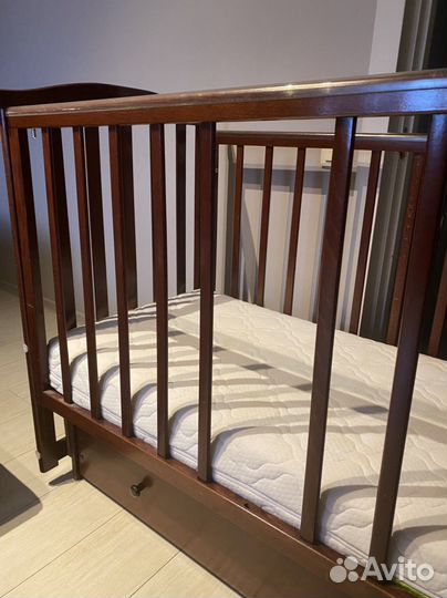 Продам детскую кроватку с поперечным маятником