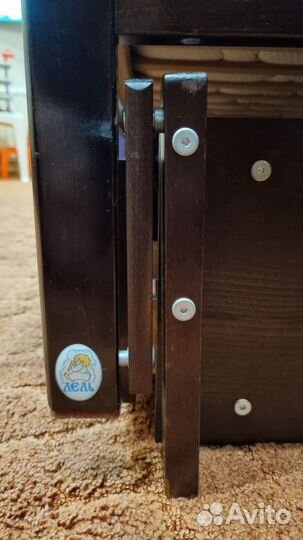 Детская кроватка с маятником