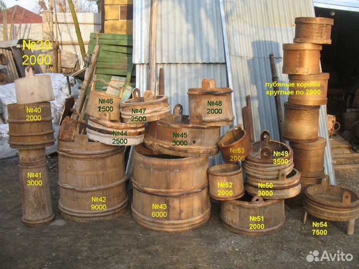 Старинные деревянные бочки, кадушки, жбаны, ведра