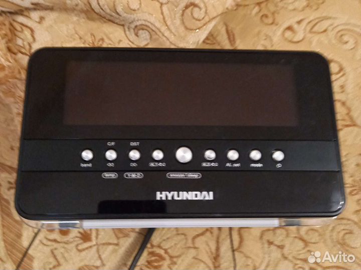 Радиоприемник со встроенным будильником Hyundai