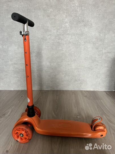 Самокат трехколесный