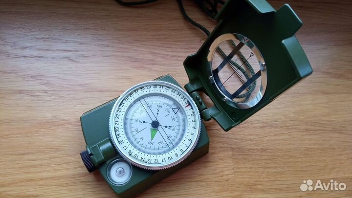 Компас в металлическом корпусе