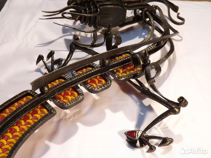 Кованый дракон с вставками из запеченного стекла