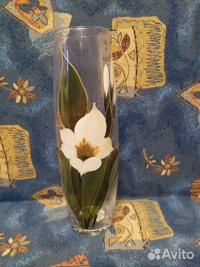 Ваза для цветов большая. Белый цветок