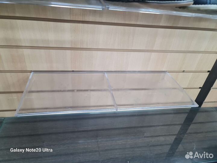 Полки из оргстекла на эконом панель