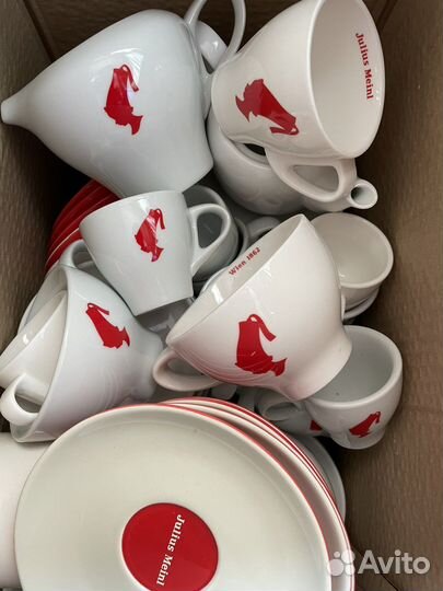 Чашки разных размеров, чайники