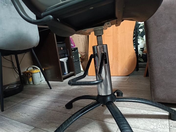 Парикмахерское кресло