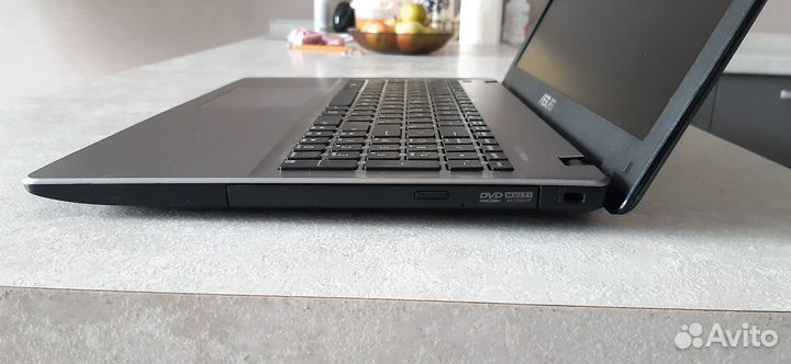 Ноутбук asus X550CC core i3 gt720m