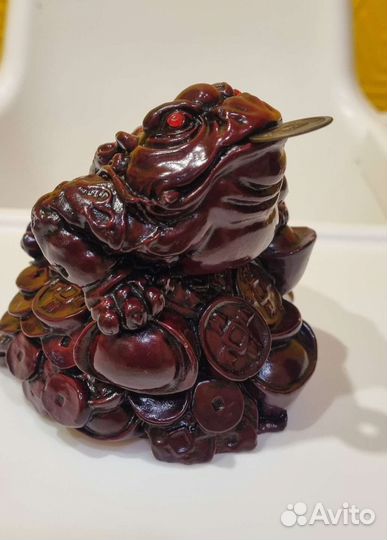 Денежная жаба с монетой фен-шуй