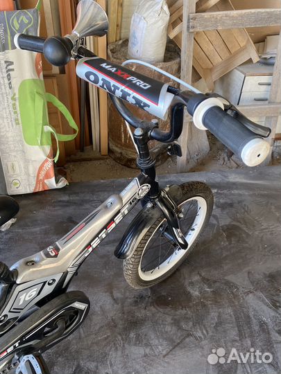 Детский велосипед с дополнительными колесами