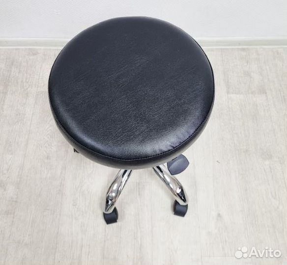 Стул таблетка для мастера педикюра