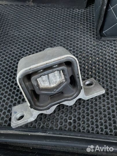 Правая подушка двигателя Веста