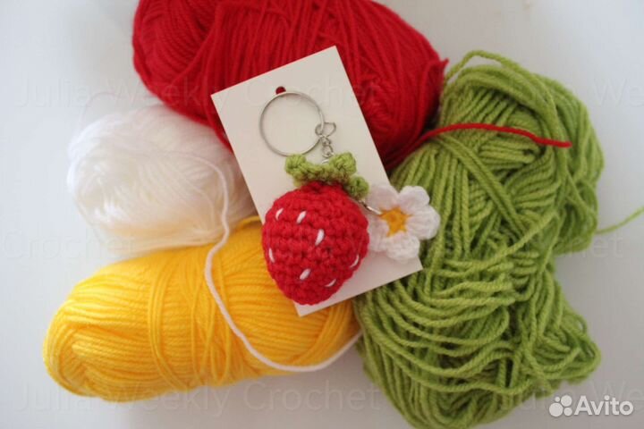Вязаный брелок амигуруми 