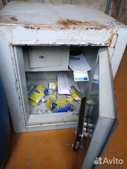 Сейф металлический