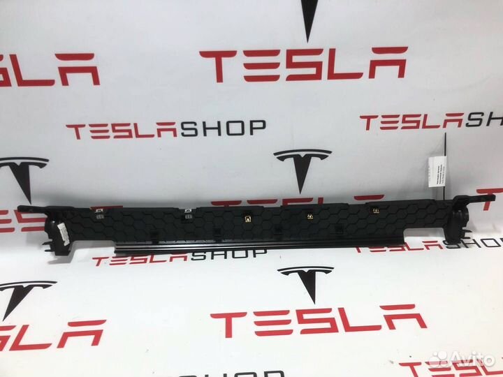 Накладка проема подъемной задней двери Tesla