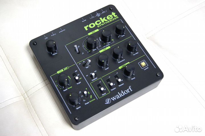 Синтезатор Waldorf Rocket