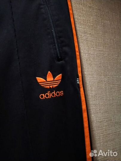 Спортивные штаны Adidas с оранжевыми лампасами