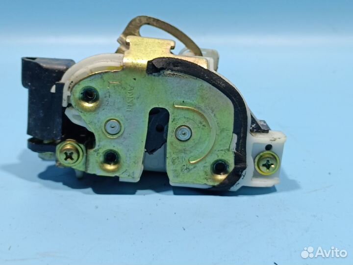 Замок двери задний левый Mitsubishi Outlander 1