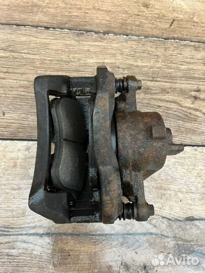 Тормозной суппорт передний левый Nissan Almera N16