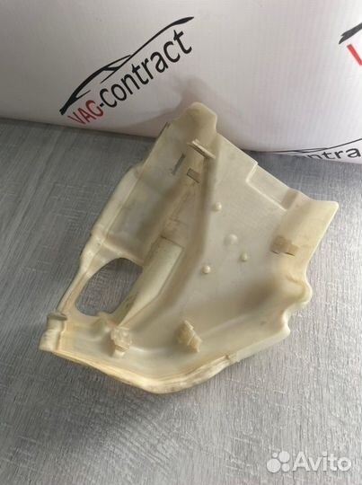Накладка замка двери передняя правая Volkswagen