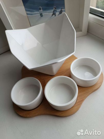 Набор посуды: салатник и ёмкости для соуса. Новый