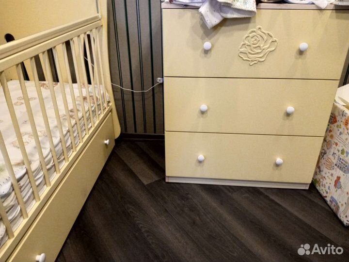 Детская кроватка с маятником