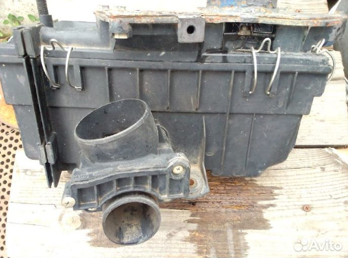 Корпус воздушного фильтра.с патрупками ауди 80.90