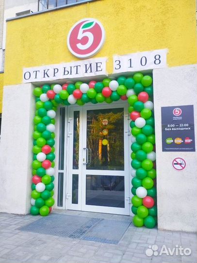 Оформление магазина гирлянда из шаров, арка из шар