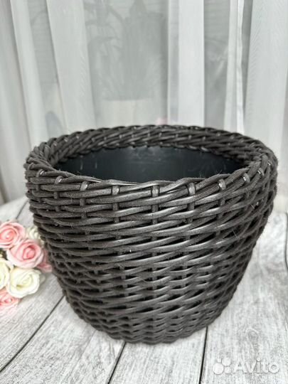 Кашпо из искусственного ротанга