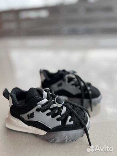 Кроссовки новые 22