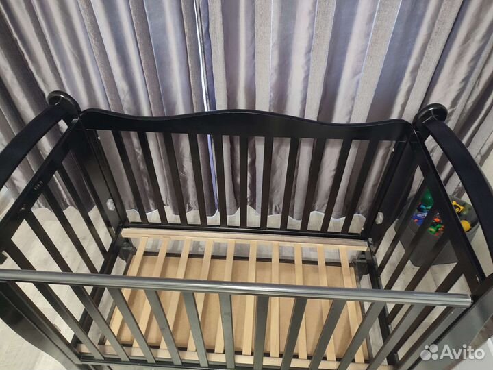Детская кроватка с маятником и ящиком
