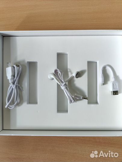 Набор от планшета: наушники, два кабеля USB