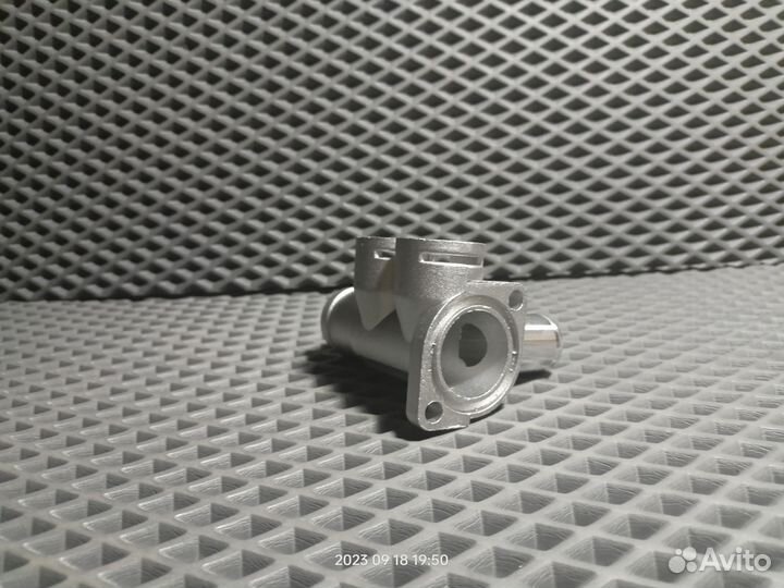 Тройник охл. жидкости Audi 80 100 VAG 2 датч