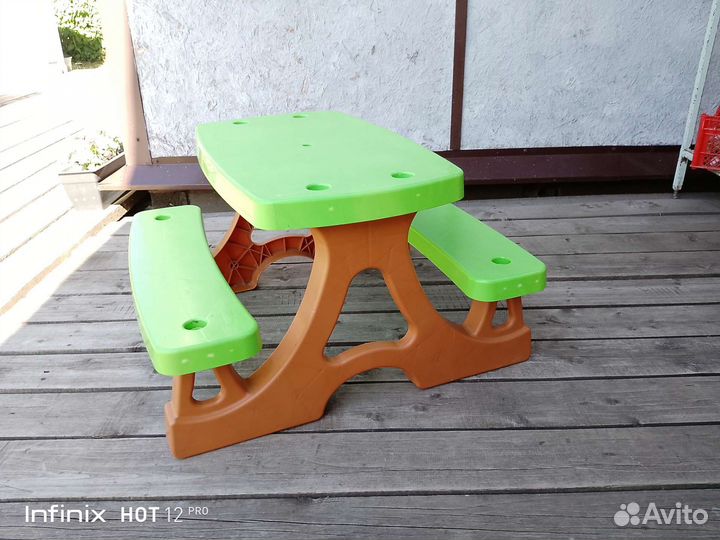 Детский стол из прочной пластмассы