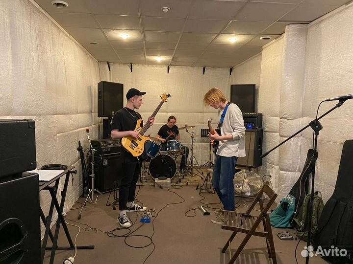 Преподаватель игры на гитаре и бас-гитаре