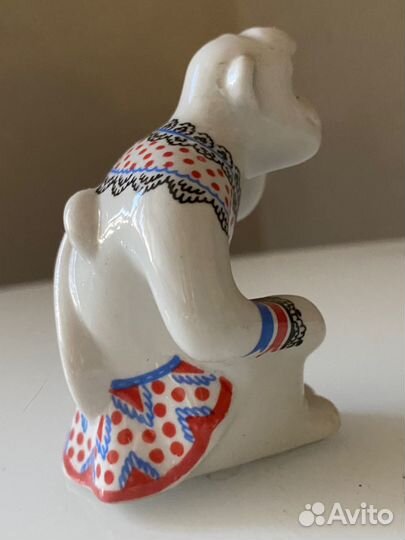 Фарфоровая статуэтка 