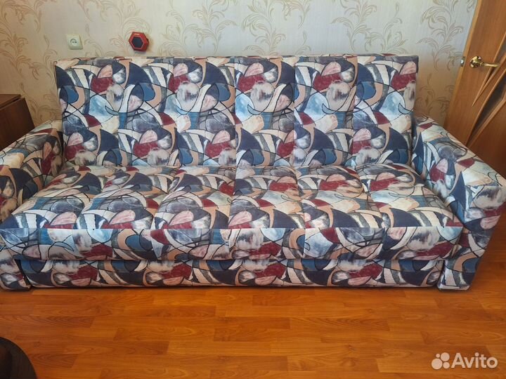 Диван прямой раскладной на ножках