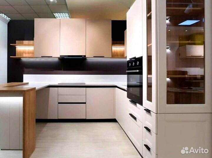 Кухня с каменным островом