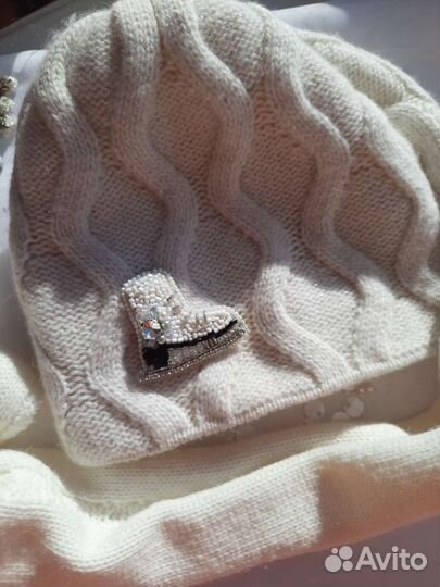 Брошь ручной работы из бисера Фигурный конёк