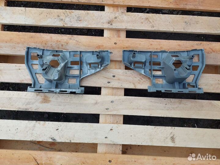 Кронштейн переднего бампера правый Skoda Fabia 2