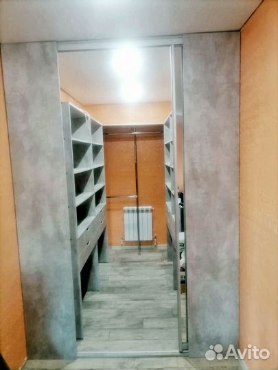 Встроенные стеллажи со створками в гардеробной