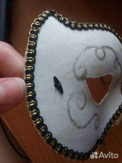 Новогодняя карнавальная маска (Красный куб)