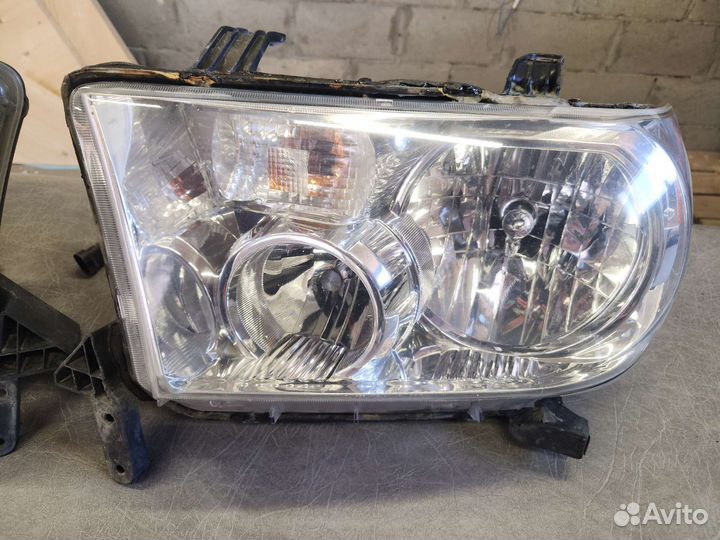 Передние фары Toyota Tundra 2007-2013