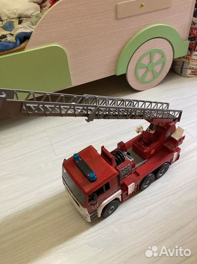 Игрушечная пожарная машина