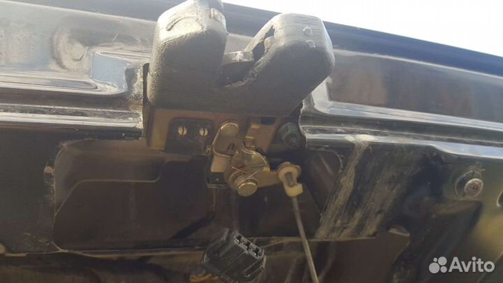 Замок крышки багажника на Volkswagen Passat B5