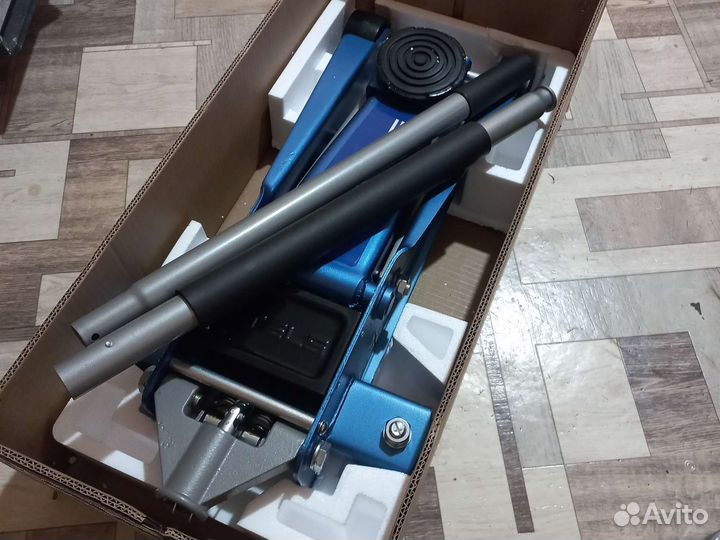 Домкрат подкатной 3т stels совсем новые